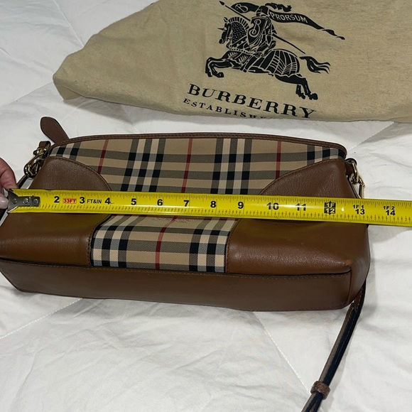 BURBERRY CROSSBODY AUTHENTIC LARGE CLUTCH SIGNATURE PATERN REMOVABLE STRAP EUC. - Picture 15 of 17